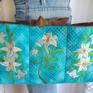 Bolso de mano Lillies Carry-all - Patrón + Tutorial de bolso de bordado digital In The Hoop - Hazlo tú mismo - Descarga instantánea
