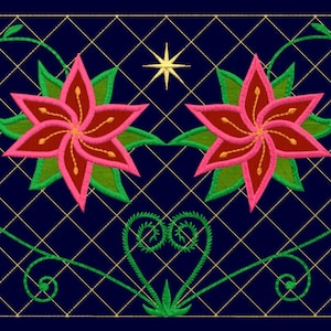 Op de afbeelding: Borduurwerk met twee roze en rode bloemen met groene bladeren en gouden ranken op een donkerblauwe achtergrond. Het ontwerp bevat vier gouden sterren.