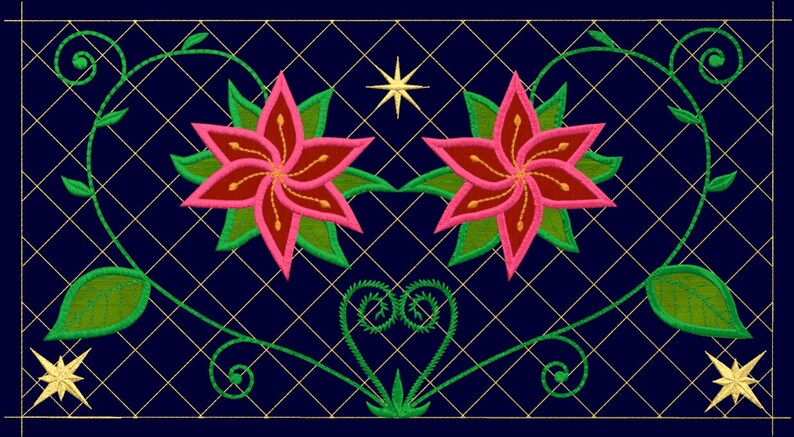 Op de afbeelding: Borduurwerk met twee roze en rode bloemen met groene bladeren en gouden ranken op een donkerblauwe achtergrond. Het ontwerp bevat vier gouden sterren.