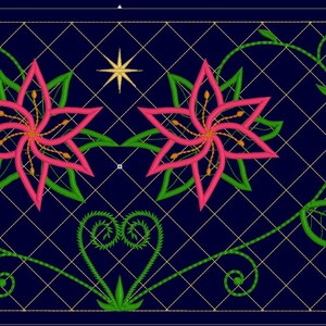 Op de afbeelding: Borduurontwerp met twee roze bloemen met groene bladeren en gouden ranken op een donkerblauwe achtergrond. Het ontwerp bevat twee gouden sterren met acht punten.