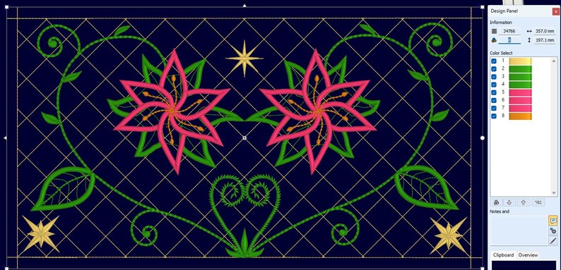 Op de afbeelding: Borduurontwerp met twee roze bloemen met groene bladeren en gouden ranken op een donkerblauwe achtergrond. Het ontwerp bevat twee gouden sterren met acht punten.