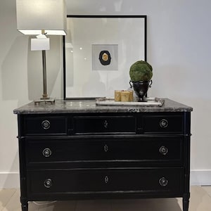 Puede incluir: Un juego de tres tazas de cerámica con un acabado mate moteado. Las tazas son de color crema, gris claro y gris oscuro. Cada taza tiene un diseño simple y minimalista, ideal para café o té.