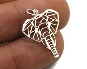 Può includere: Un ciondolo d'argento a forma di elefante con un design geometrico. Il ciondolo è dettagliato e intricato, con un contorno delicato delle caratteristiche dell'elefante.