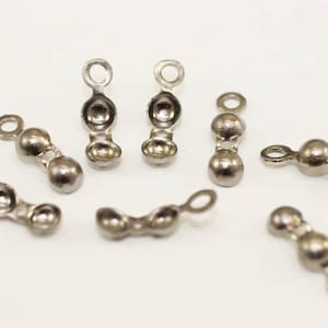Peut inclure: Des embouts de perles en métal argenté avec une boucle en haut. Les embouts de perles ont une forme arrondie et sont conçus pour être utilisés pour la fabrication de bijoux.