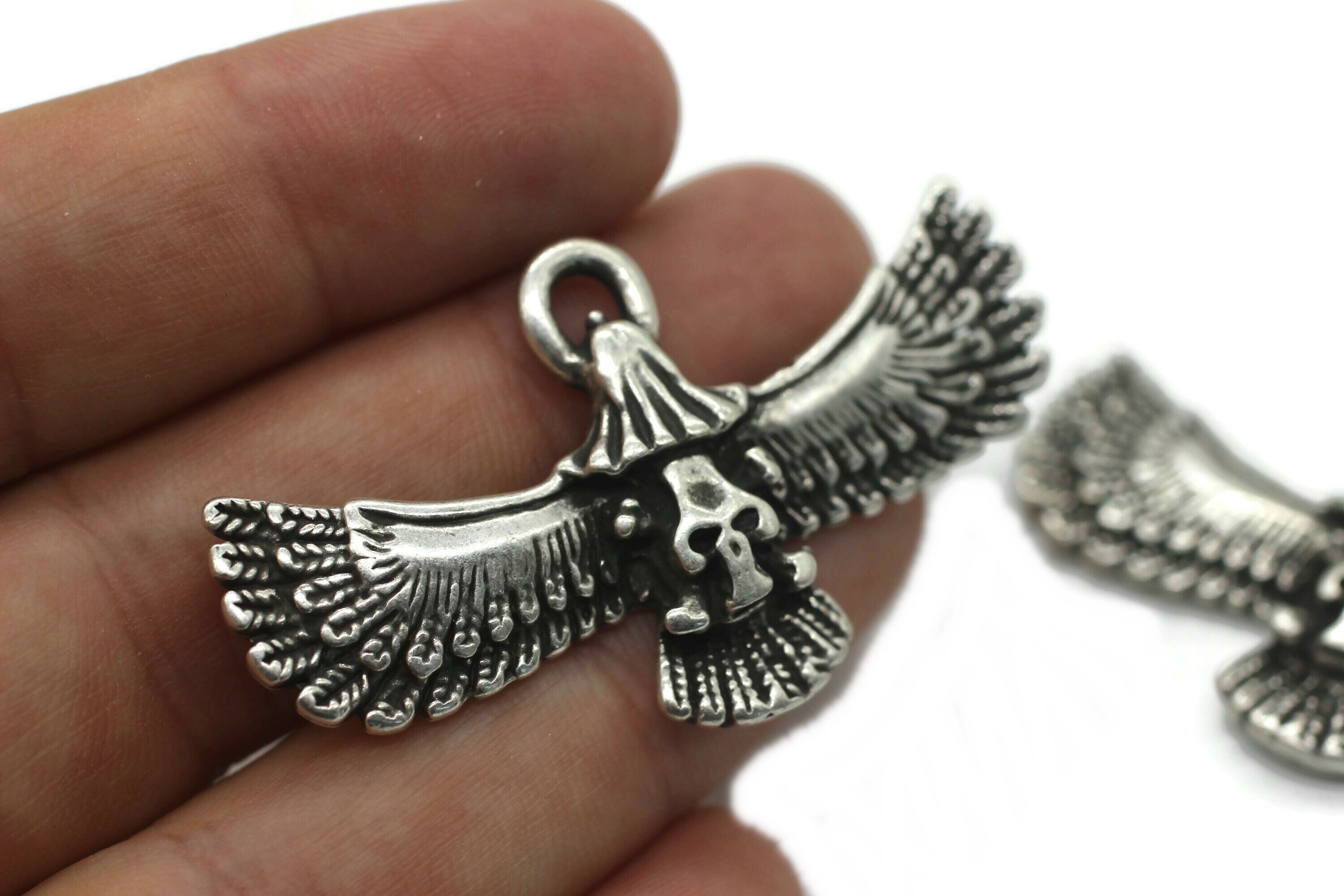 Antiguo Encanto de águila egipcia chapada en plata / - Etsy