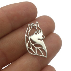 Puede incluir: Encanto de colgante de plata en forma de cabeza de perro husky. El encanto est&aacute; recortado y tiene un dise&ntilde;o delicado e intrincado.