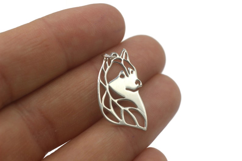 Puede incluir: Encanto de colgante de plata en forma de cabeza de perro husky. El encanto est&aacute; recortado y tiene un dise&ntilde;o delicado e intrincado.