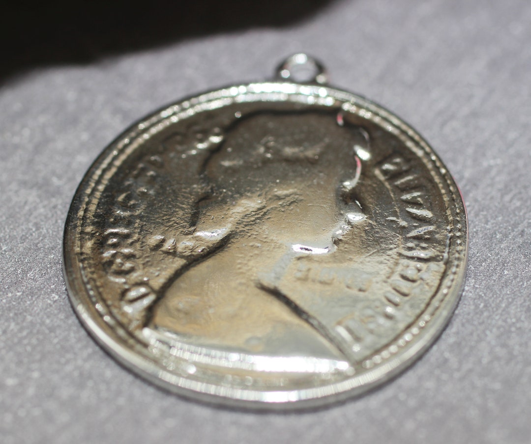 ロジウム エリザベス コイン、27 x 31 mm、シルバー ペンダント、エリザベス チャーム、エリザベス女王 2 世コイン、メダリオン ペンダント、 コイン チャーム、EZBC - Etsy 日本