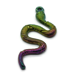 Peut inclure: Un charme en métal serpent iridescent arc-en-ciel avec un design détaillé. Le charme est parfait pour ajouter une touche de fantaisie aux bijoux ou aux objets artisanaux.