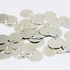 Petites breloques rondes plaquées argent, Connecteurs avec trou de 12 mm, Disques d&#39;estampage ronds, Tampons blancs, étiquettes d&#39;estampage, breloques pièces de monnaie, breloques disques, SPDS