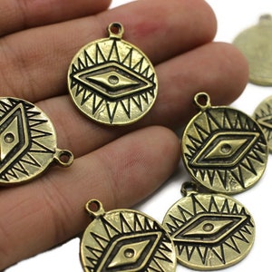 Antike Bronze Auge von Ra Charms, 22 x 27 mm, ägyptischer Anhänger, ägyptischer Charme, Auge von Ra Anhänger, Augenanhänger, Kettenanhänger, EYPC