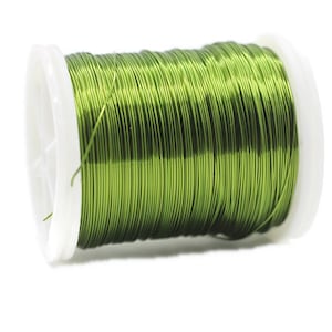 Puede incluir: Una bobina de alambre verde, enrollada apretadamente en una bobina de plástico blanco. El alambre es brillante y metálico.