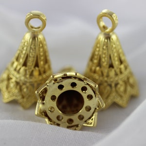 Złote nakładki na koraliki typu Tower Bead, duża nakładka wewnętrzna w kształcie stożka filigranowego o średnicy 8,5 mm, nakładki z frędzlami i jedną pętelką, złote kolczyki filigranowe, KNBC