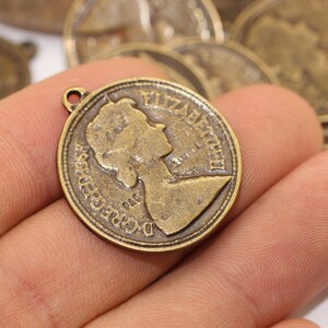 エリザベス2世 カットアウト 香港 コイン ネックレス 金鍍金仕上