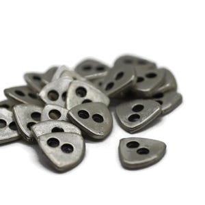 Matt versilberte Puzzle Scheibenperle 10 mm, Zwischenperlen, versilberte gedrehte Perlen, Dreieck Knopf-Charms, Spacer-Perlen, Knopfperlen, BTSD