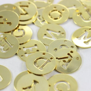 20 mm vergulde alfabetletters (A,B,C,D,E.....Z) ronde letterschijf, letterbedels, gepersonaliseerde bedels, beginbedel, kettingbedels,