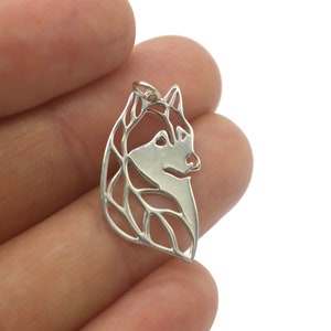 Puede incluir: Encanto de colgante de plata en forma de cabeza de perro husky. El encanto est&aacute; recortado con un dise&ntilde;o delicado e intrincado.