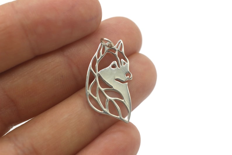 Puede incluir: Encanto de colgante de plata en forma de cabeza de perro husky. El encanto est&aacute; recortado con un dise&ntilde;o delicado e intrincado.