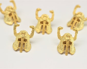 マットゴールドメッキの中世の角付きヘルメットビーズ、19 mmヘルメットブレスレットチャーム - 角付きゴシックスカルチャーム - スカルアーマービーズ