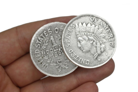 Antiguo plateado plateado 1851 años 1 dólar moneda collar