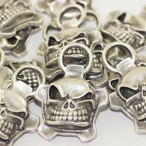Matt Silver Plated Skull Charms 27x35 mm, skull pendants, Silver Skull Pendant, Halloween Pendant, Pirate charms, necklace charms, SKBC