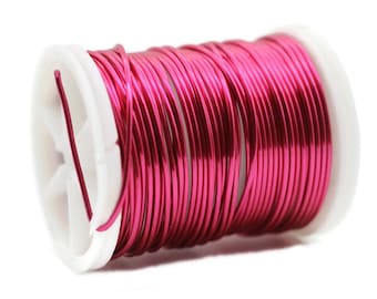 Könnte beinhalten: Eine Spule mit leuchtend pinkfarbenem Bastel Draht. Der Draht ist fest um eine weiße Kunststoffspule gewickelt.