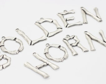 Buchstabe Charms, Initial Alphabet Buchstabe Anhänger Halskette matt versilbert Bambus rustikalen Stil A bis Z, Bambus Charms, Knochen Halsketten BMBN