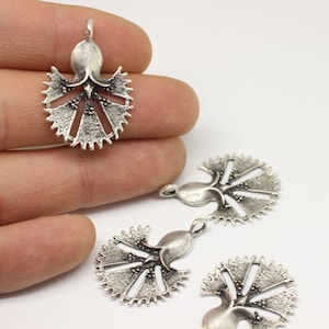 Matt Silber Nelken Charms, 23x30mm Nelken Anhänger, Messing Ohrringe, Ohrring Charms, Blume Charms, Nelken Charms, KST 033