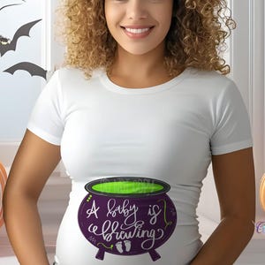 Um bebê está se formando | Download de design de sublimação | Camiseta de maternidade | Anúncio de gravidez | Calderon | Bruxa | Download digital | Desenhado à mão | PNG