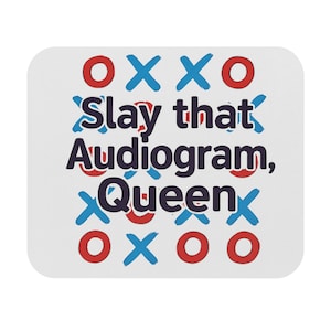 Può includere: Sottobicchiere quadrato bianco con un design a tris. Il design presenta X e O rossi e blu, con le parole "Slay that Audiogram, Queen" in rosso e blu. Un accessorio divertente ed elegante.