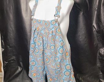 Macacão Gypsy Rose Blue com estampa de cogumelos em espiral, tamanho grande.