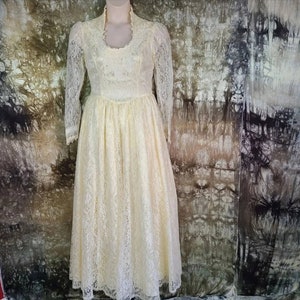 Vintage 80s gunne sax by Jessica McClintock romantic renaissance bridal collection cream lace high collar dress with puff sleeves Size 11