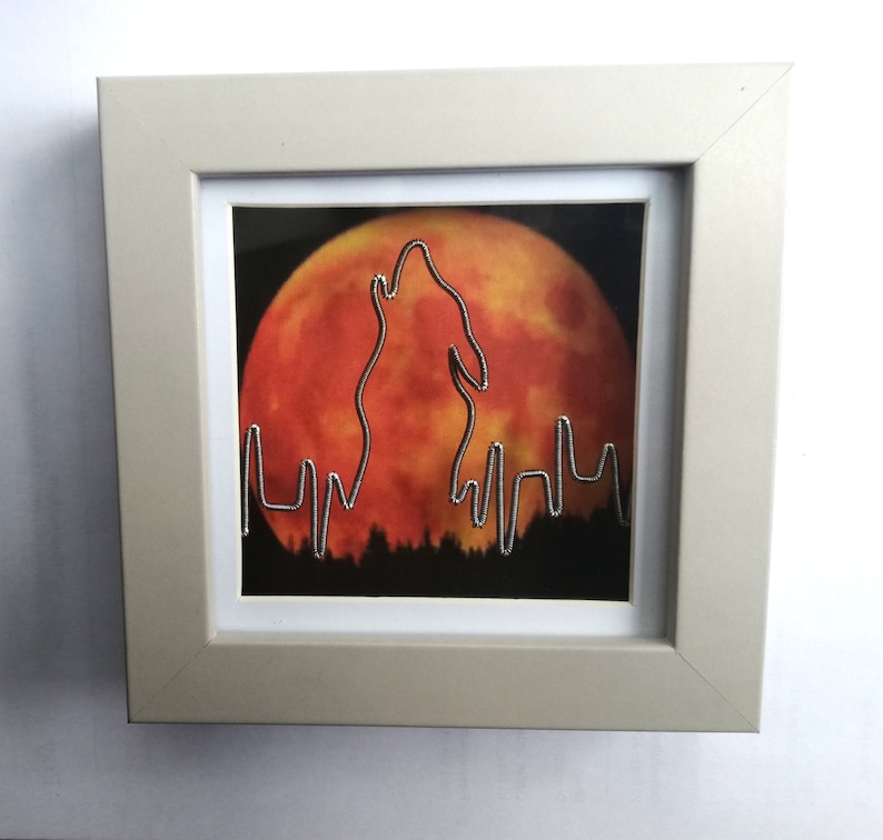 Wild Animal Art Howling Wolf Shadowbox Frame Handmade Wire Wrapped Animal Wall Art Heartbeat Wolf Frame Art Shadow Frame Decoration