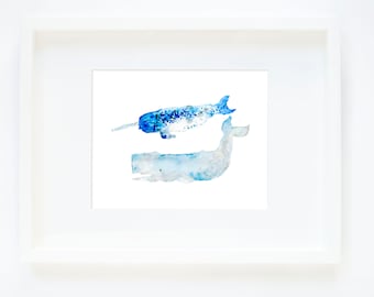 Puede incluir: Una pintura de acuarela de una narval y una ballena nadando en un esquema de color azul y blanco. La narval está encima de la ballena, con su cuerno apuntando hacia la izquierda. La ballena está mirando hacia la derecha. La pintura está enmarcada en un marco blanco.