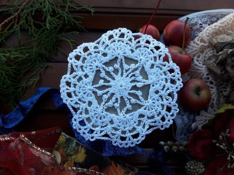miniature crochet pattern for dollhouse lace doily round