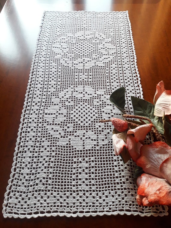 Centro pizzo ad uncinetto a filet crochet table runner doily - Etsy Italia