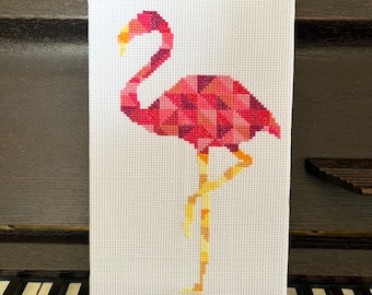 Stickbild ‚Flamingo‘, grafisches Bild in rosa/pink, Kreuzstich, Dekoration fürs Kinderzimmer, Geschenk Kinderzimmerdeko