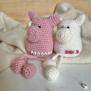 kleines gehäkeltes Glücksschweinchen mit Namen, Kantenhocker, rosa weiß, Glücksbringer, Geschenk, personalisiert, buchstabenperlen Bild 1