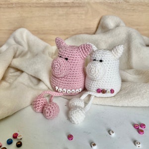 kleines gehäkeltes Glücksschweinchen mit Namen, Kantenhocker, rosa weiß, Glücksbringer, Geschenk, personalisiert, buchstabenperlen Bild 2