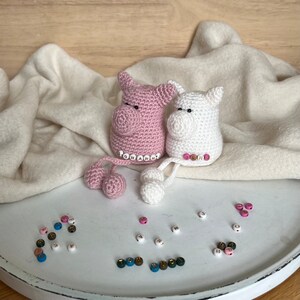 kleines gehäkeltes Glücksschweinchen mit Namen, Kantenhocker, rosa weiß, Glücksbringer, Geschenk, personalisiert, buchstabenperlen Bild 3