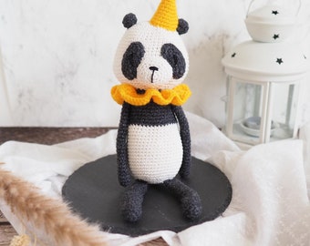 Sam - gehäkelter Panda in grau/weiß/gelb Häkeltier, Luiluh, Amigurumi, gehäkeltes Geschenk