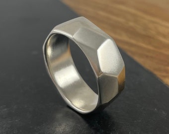 Anillo de bodas de oro facetado y cincelado a mano para hombre (8 mm, 14 o 18 k)