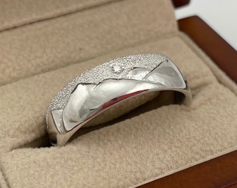 Anillo de bodas de oro con diamantes y cordillera, hecho a mano (6 mm, 14 k o 18 k)