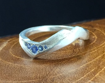 Anillo de oro con zafiro y cordillera, alianza de boda única (14k o 18k)