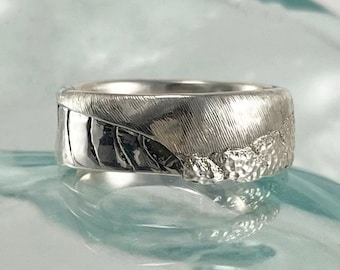 Anillo de oro con olas talladas a mano, alianza de boda surfera única (8 mm, 14k o 18k)