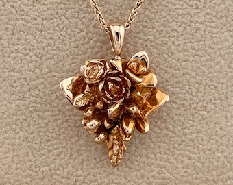 Collar con colgante de ramo de flores suculentas diminutas en oro rosa macizo de 14 k