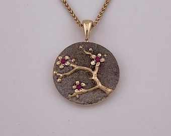 Collar reversible con colgante de flor de cerezo y amanecer en oro de 14 quilates, diamantes, zafiros y rubíes.