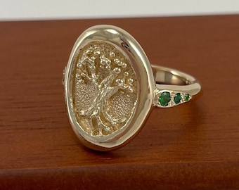 Anillo de oro macizo con el Árbol de la Vida y detalles de tsavorita (14 o 18 k)