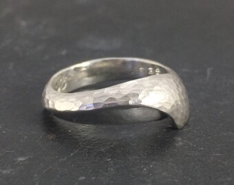 Anillo de olas oceánicas de oro tallado a mano, joyería de surf moderna (14k o 18k)