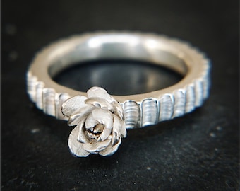 Anillo de suculenta con flor de oro en banda tallada a mano